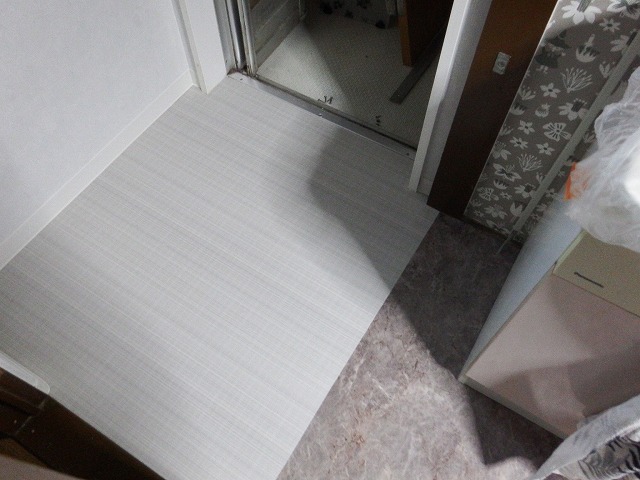 大阪市内の住宅、トイレ前の床施工後